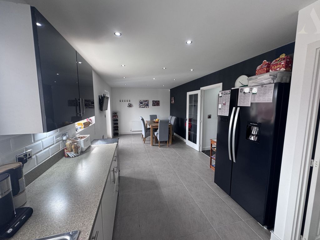 Property photo 2 of 18 5 Somerton Road  Kitchen Diner