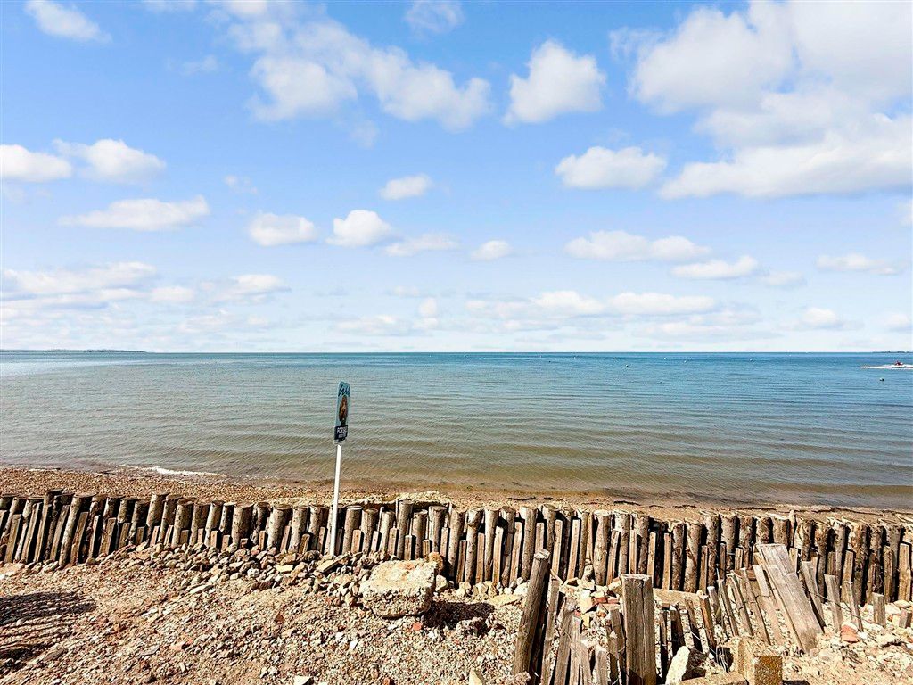 Property photo 3 of 17 Sea View