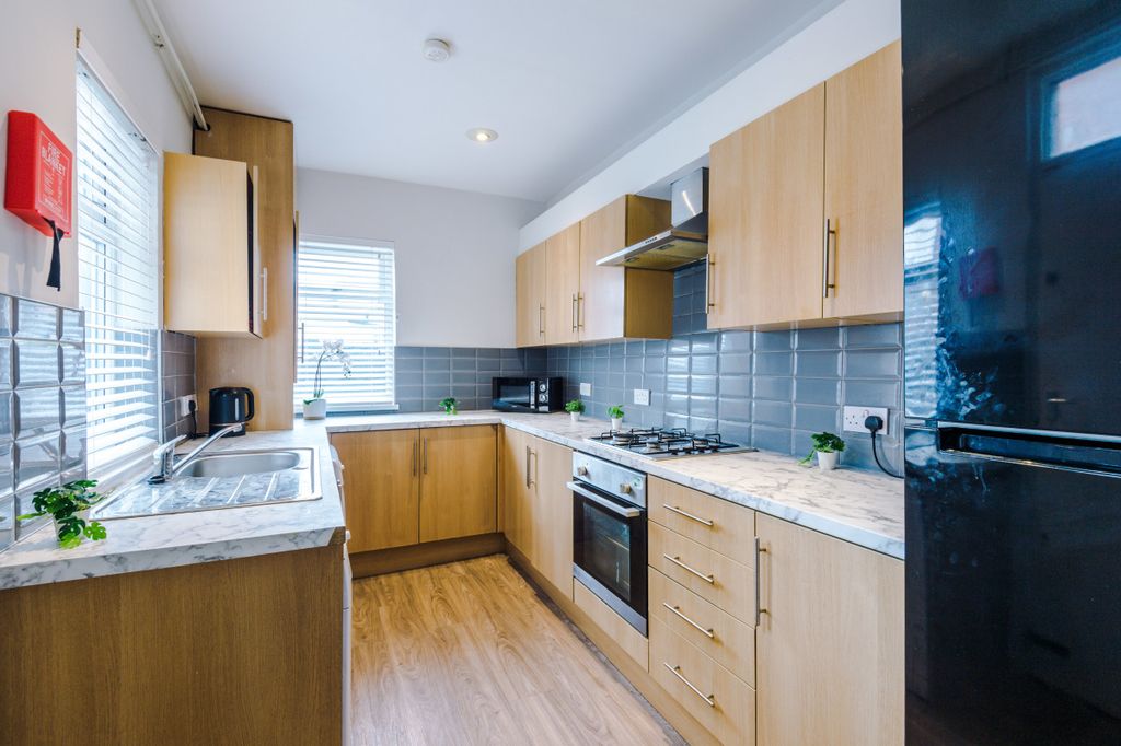 Property photo 2 of 32 20 Deuchar Street Kitchen 2