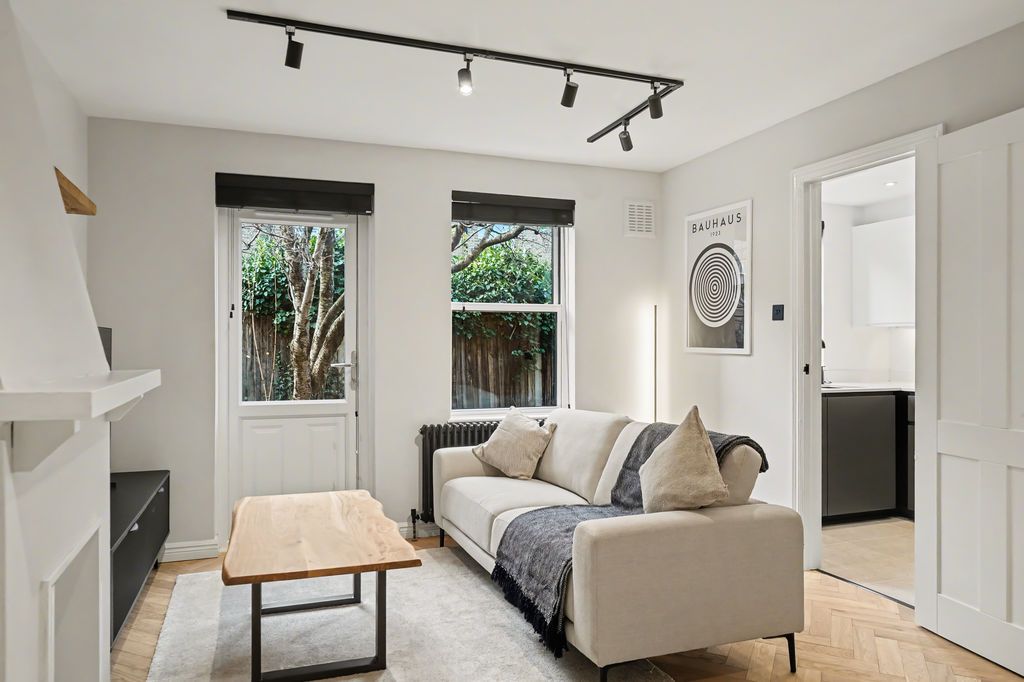 Property photo 3 of 20 Lounge