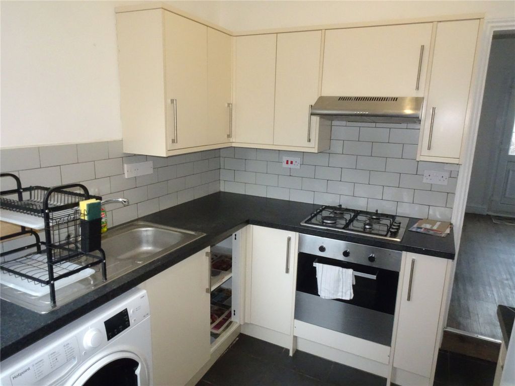 Property photo 3 of 9 Kitchen