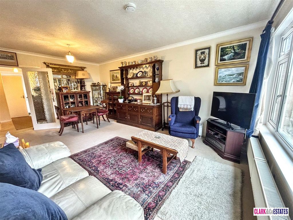 Property photo 3 of 13 Lounge