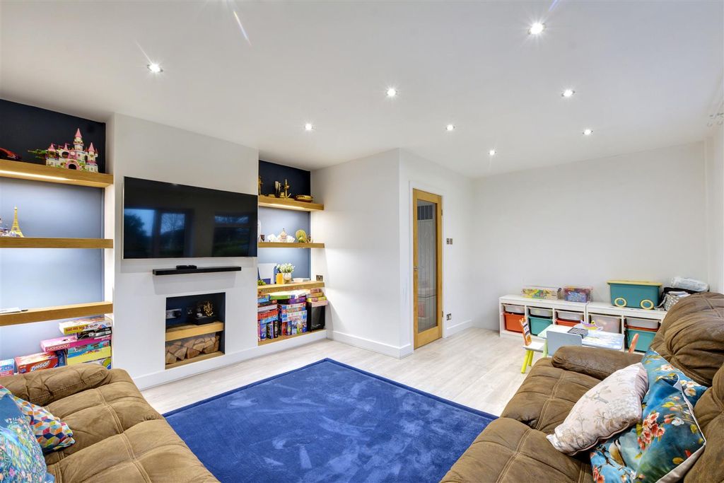 Property photo 2 of 40 Living Room