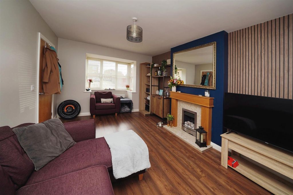 Property photo 2 of 13 Lounge