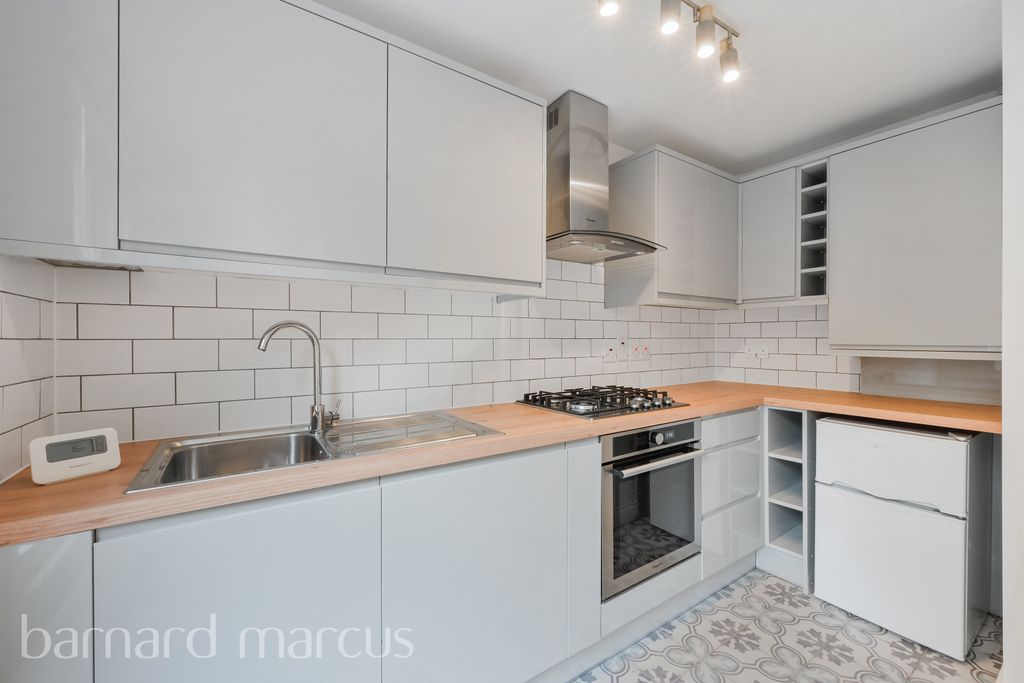 Property photo 2 of 8 Kitchen