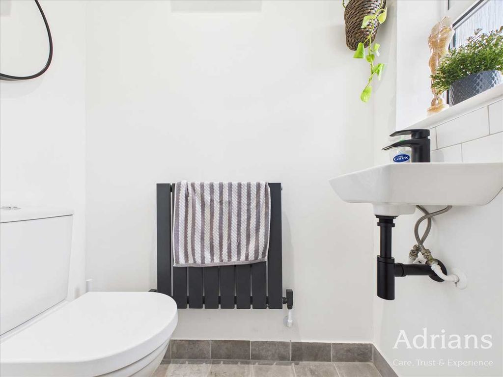 Property photo 3 of 18 Ground Floor Cloakroom