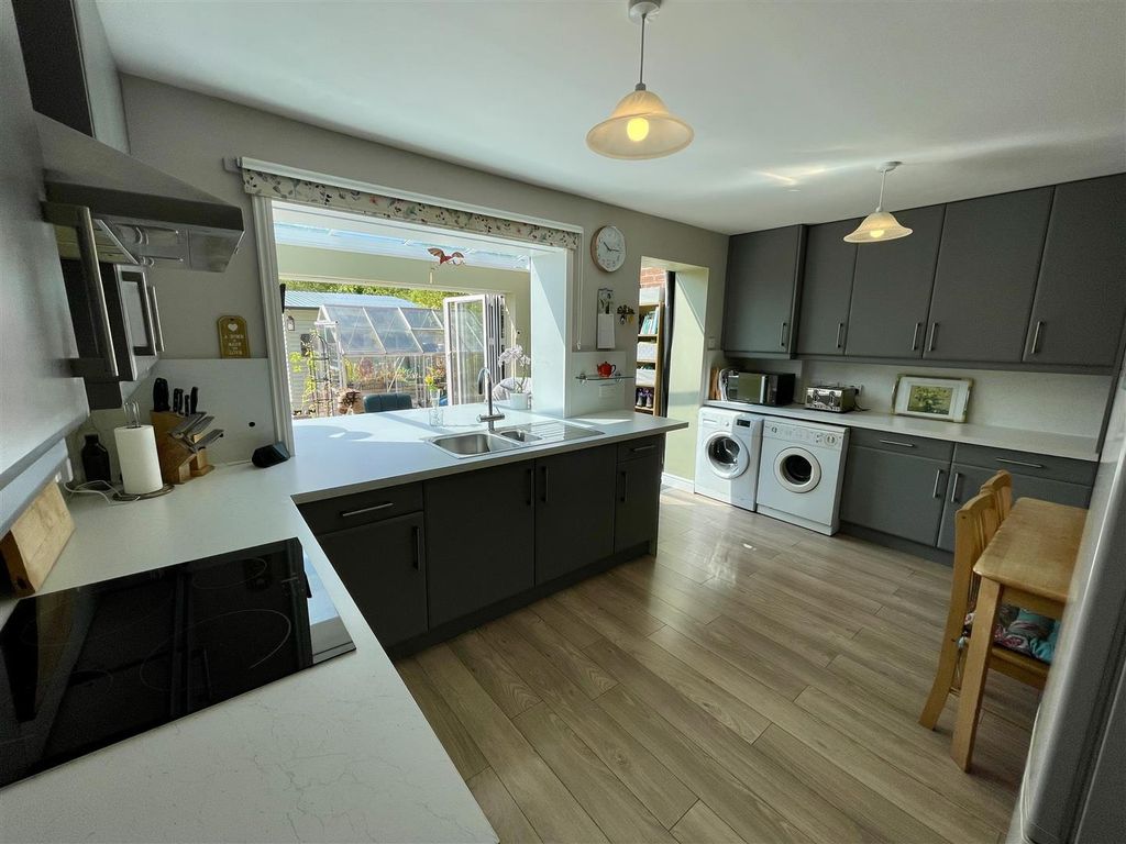 Property photo 3 of 20 Kitchen