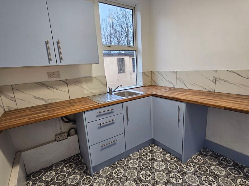 Property photo 2 of 10 Kitchen