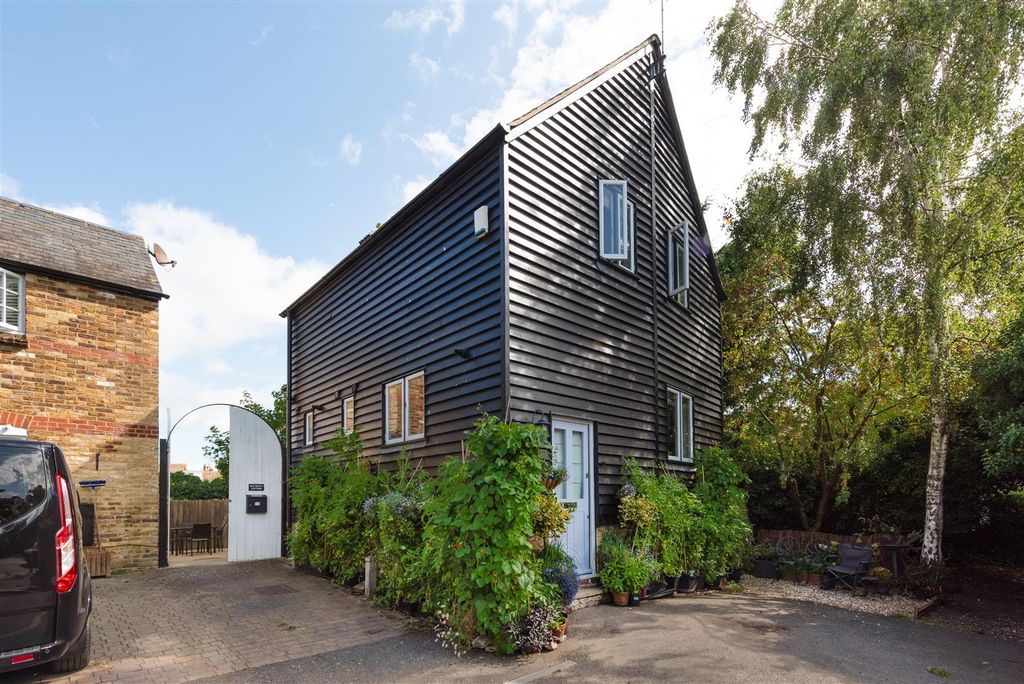 Property photo 1 of 13 Knots Yard, Whitstable