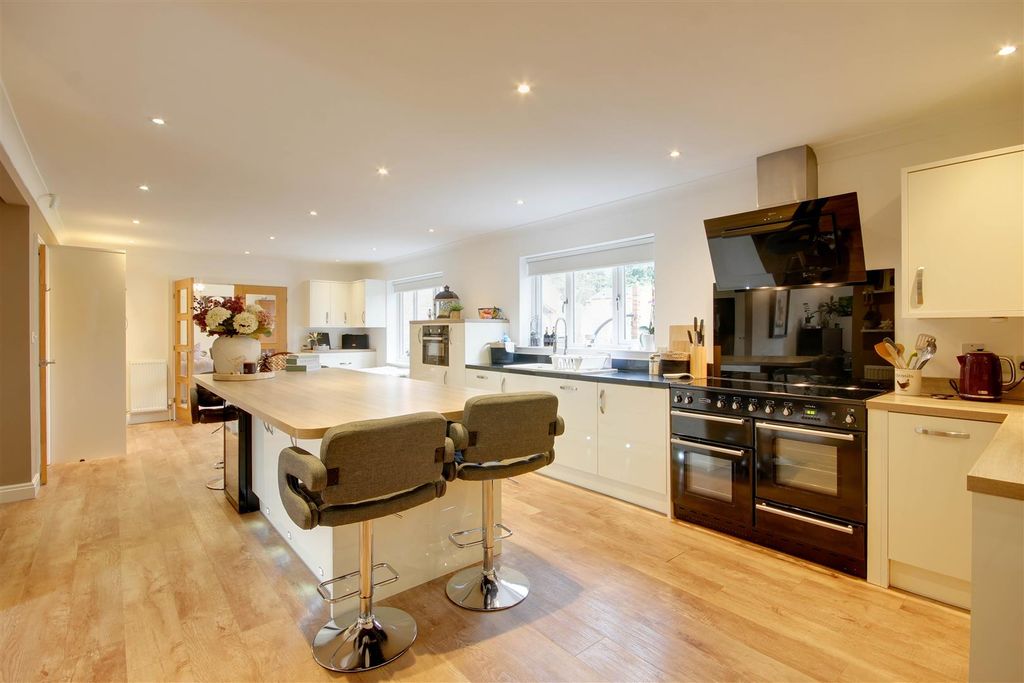 Property photo 2 of 29 Breakfast Kitchen