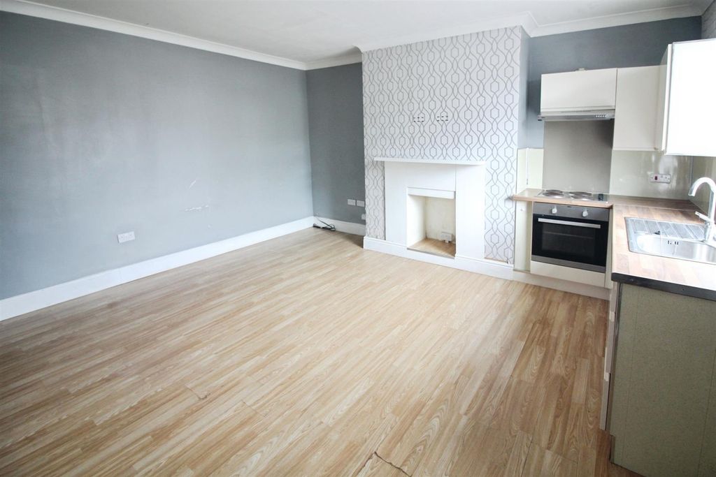 Property photo 2 of 7 Kitchen/Lounge