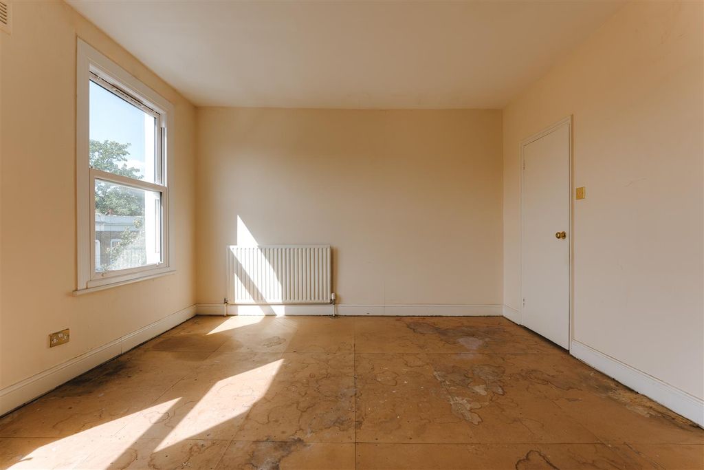 Property photo 2 of 15 Blurton Road-12.Jpg