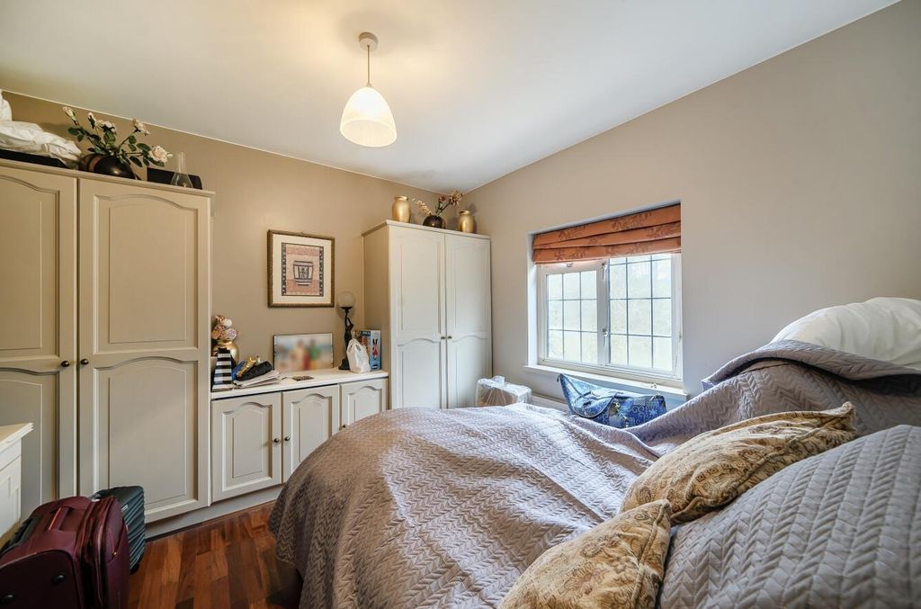 Additional image 14 of 5 bed property for saleCavendish Drive, Edgware HA8