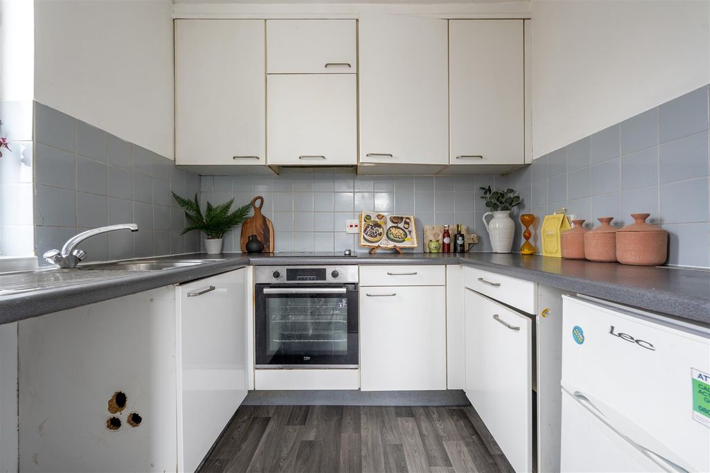 Property photo 3 of 17 Horn Lane, Ig8