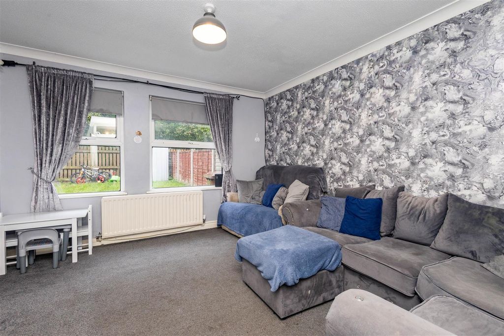 Property photo 2 of 15 Lounge