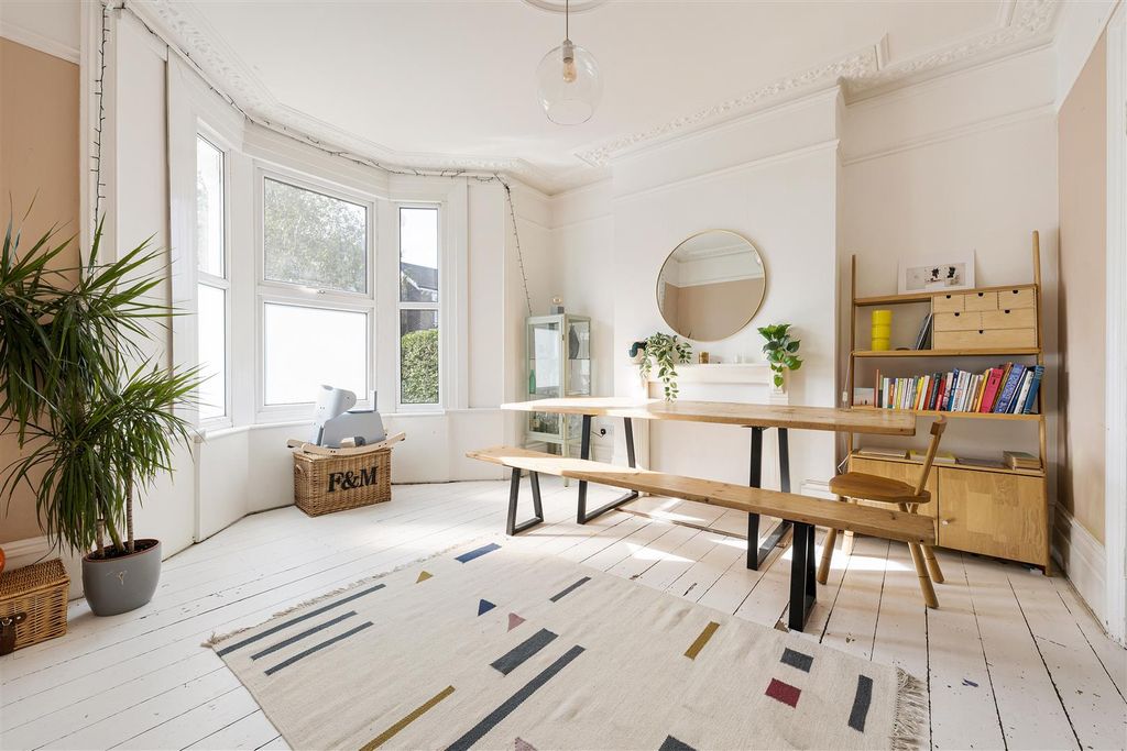 Property photo 2 of 31 Sebert Road, E7