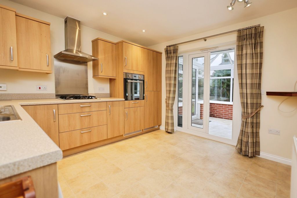 Property photo 3 of 18 Kitchen Diner