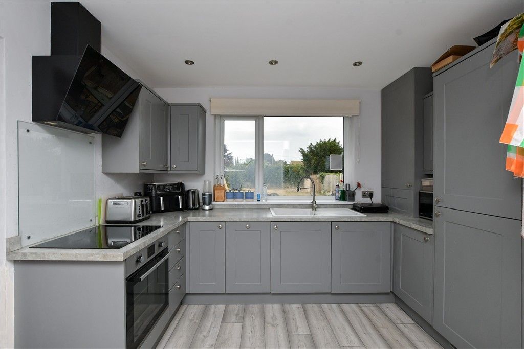 Property photo 3 of 11 Kitchen