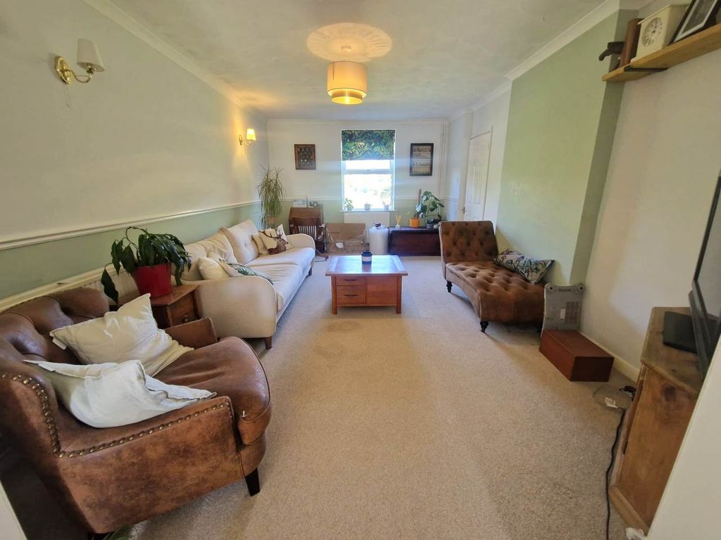 Property photo 3 of 13 Lounge