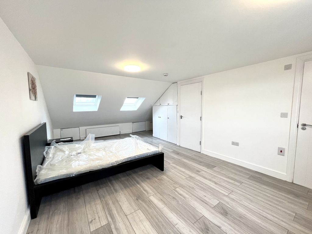 Property photo 1 of 13 A Well Presented Top Floor En-Suite Room To Rent.