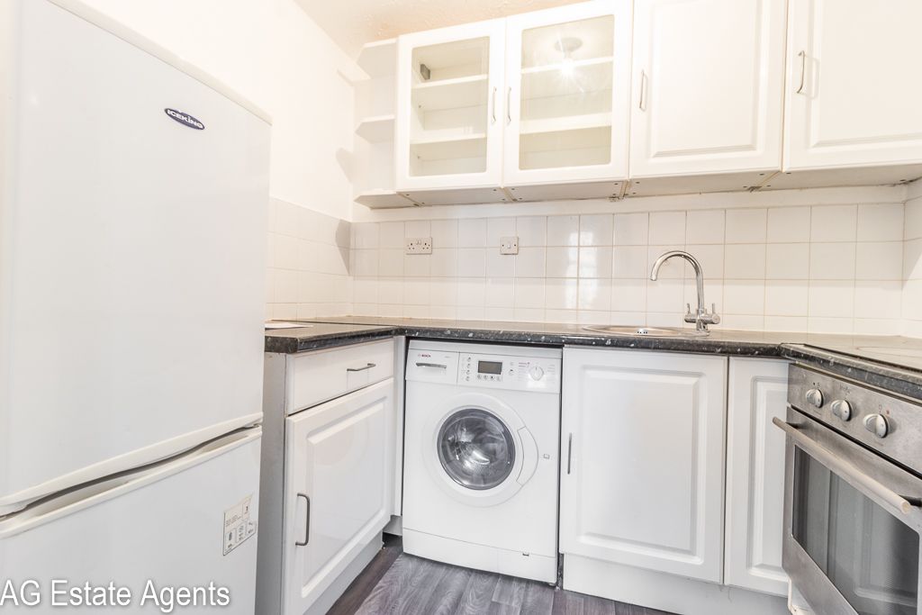 Property photo 3 of 7 Kitchen 1