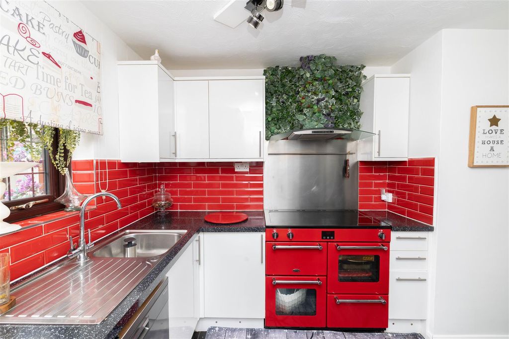 Property photo 3 of 20 Kitchen