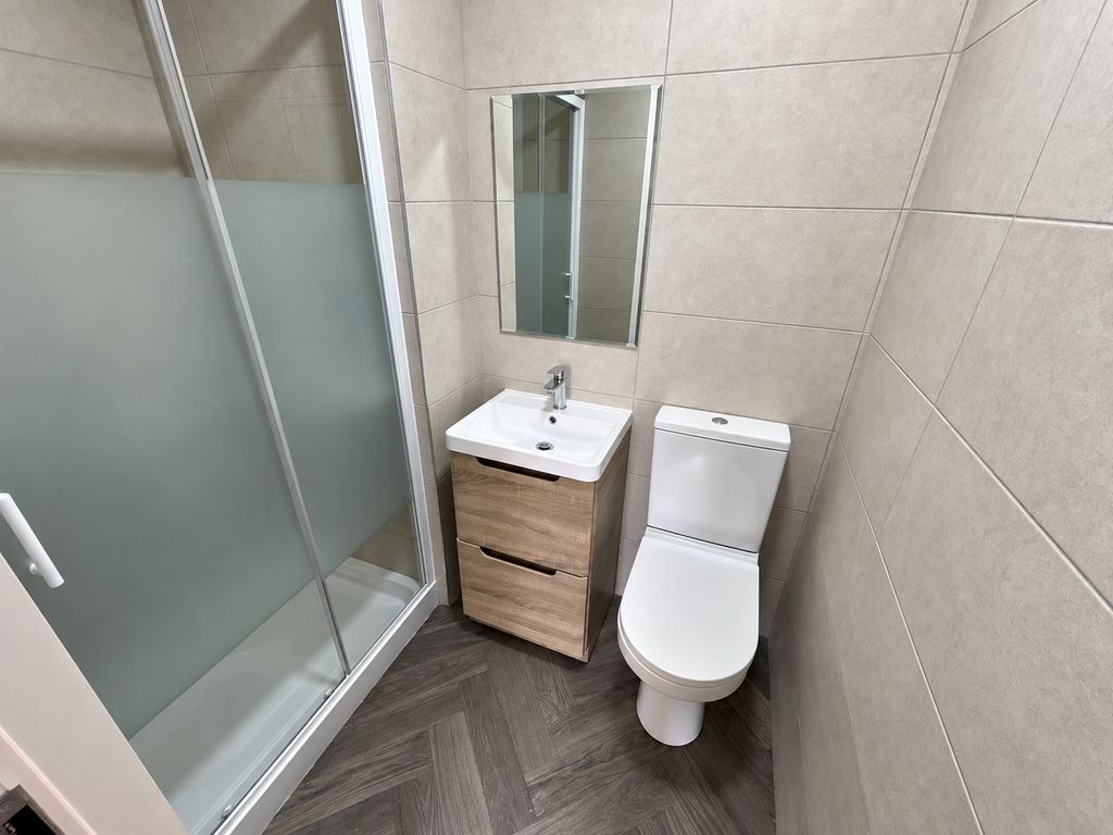 Property photo 3 of 6 En-Suite Bedroom 2