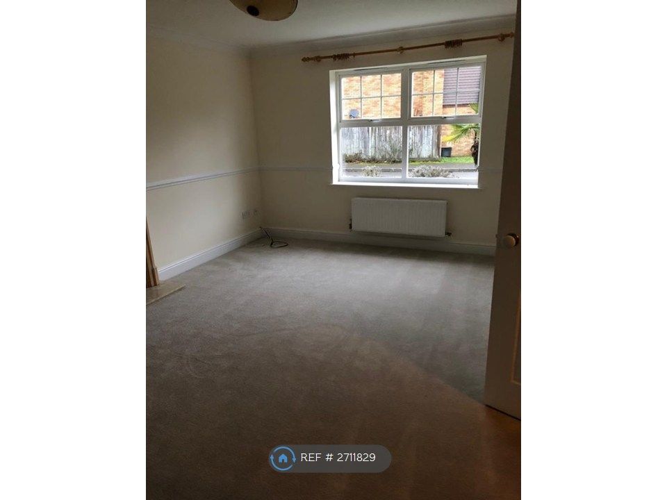 Property photo 2 of 16 Spacious Lounge