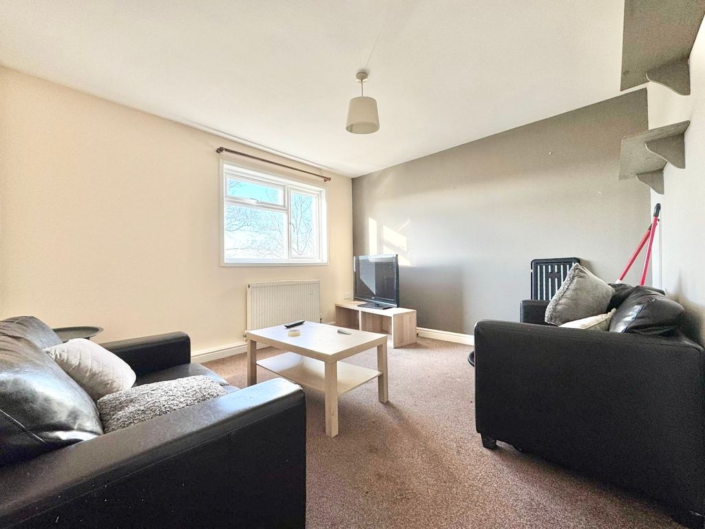 Property photo 2 of 4 Living Room