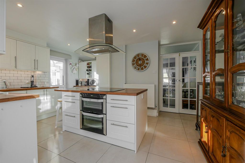 Property photo 2 of 20 Kitchen/Breakfast Room