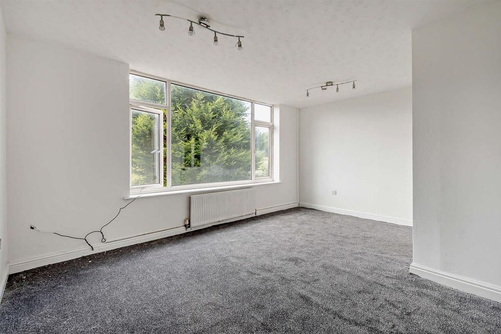 Property photo 3 of 16 8654334-Interior03-800.Jpg