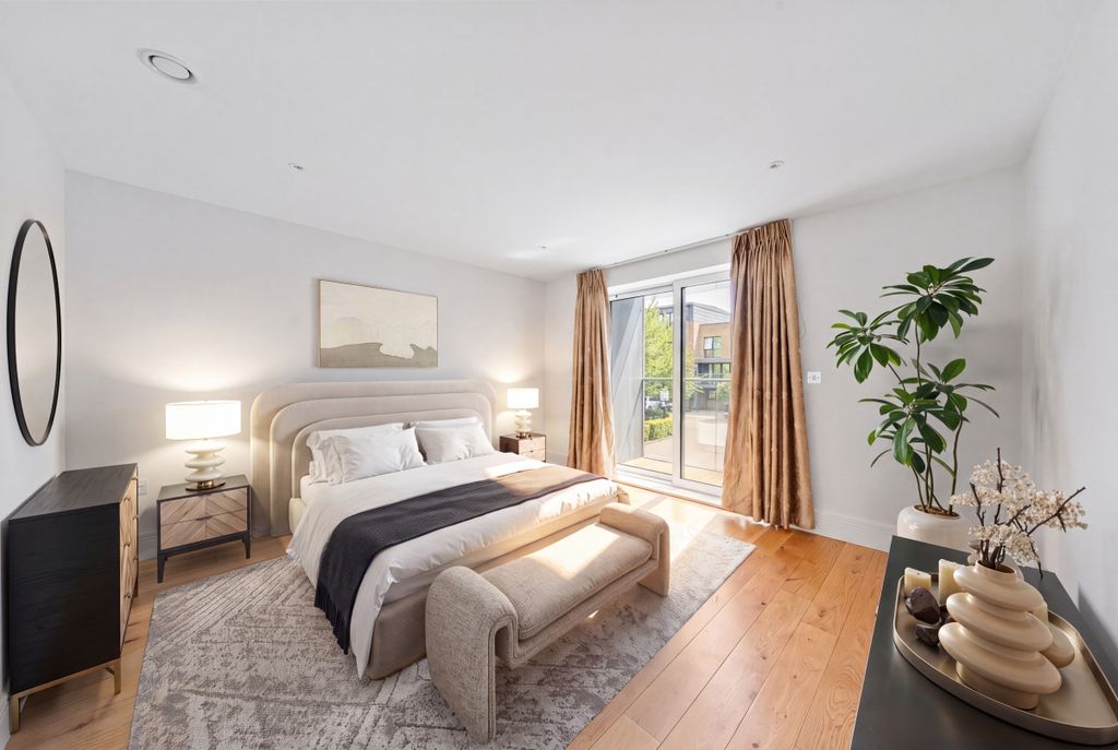 Property photo 3 of 13 Bromyard Avenue