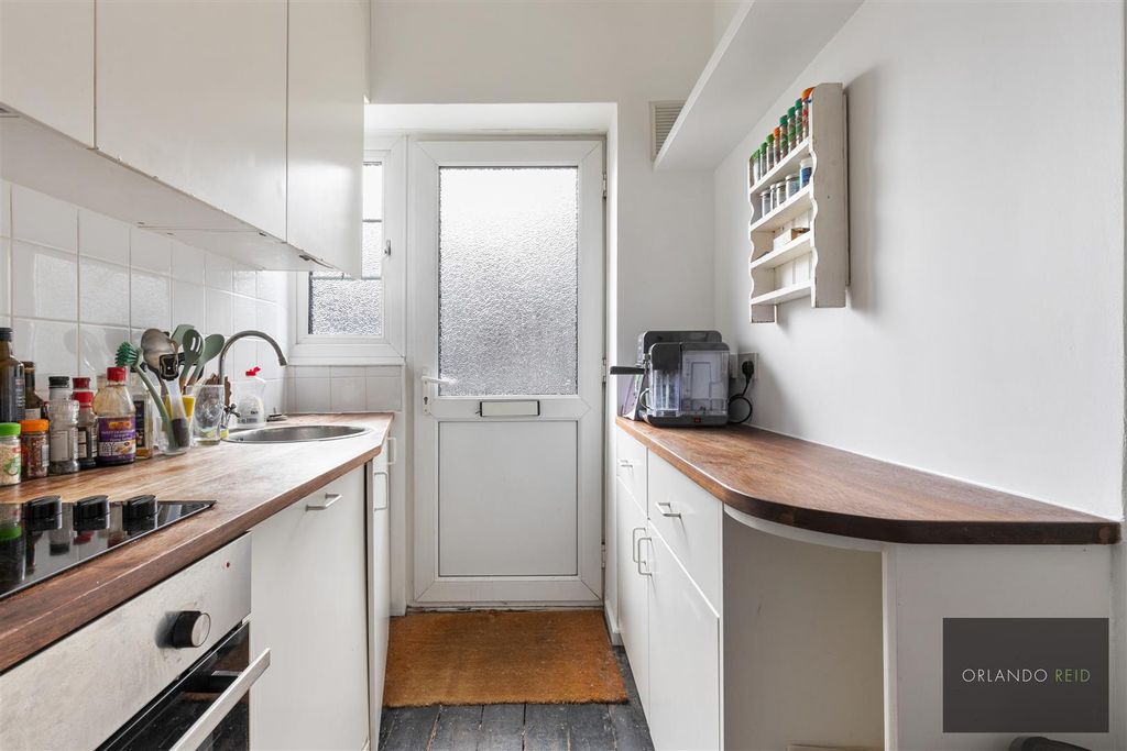 Property photo 3 of 10 Flat 5, Goodwood Mansions Sw9 0Xy-10.Jpg
