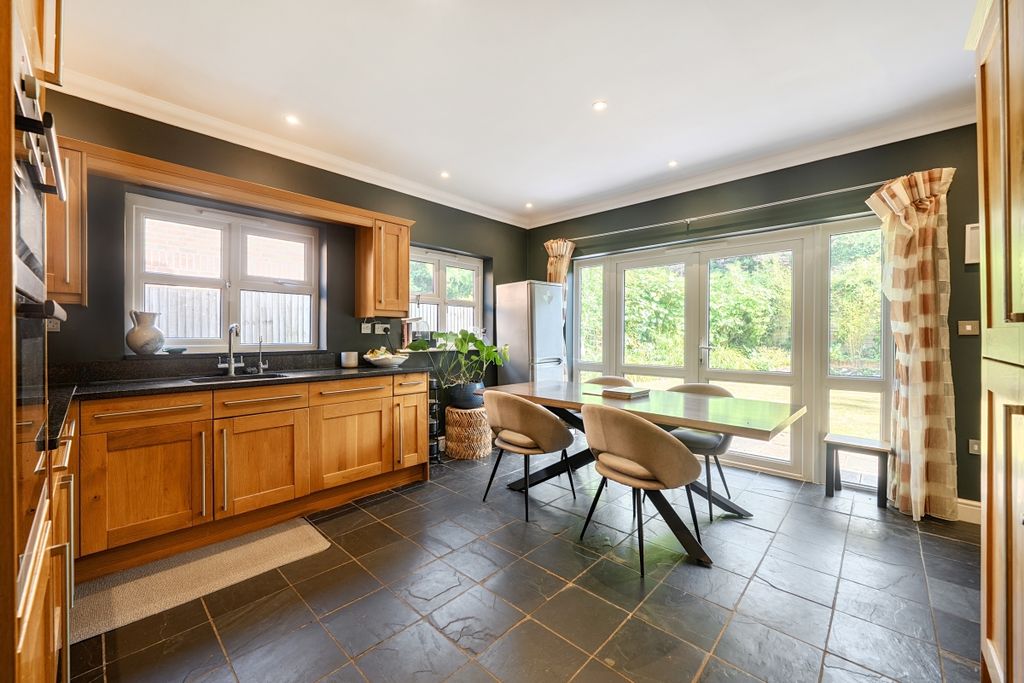 Property photo 2 of 10 Kitchen