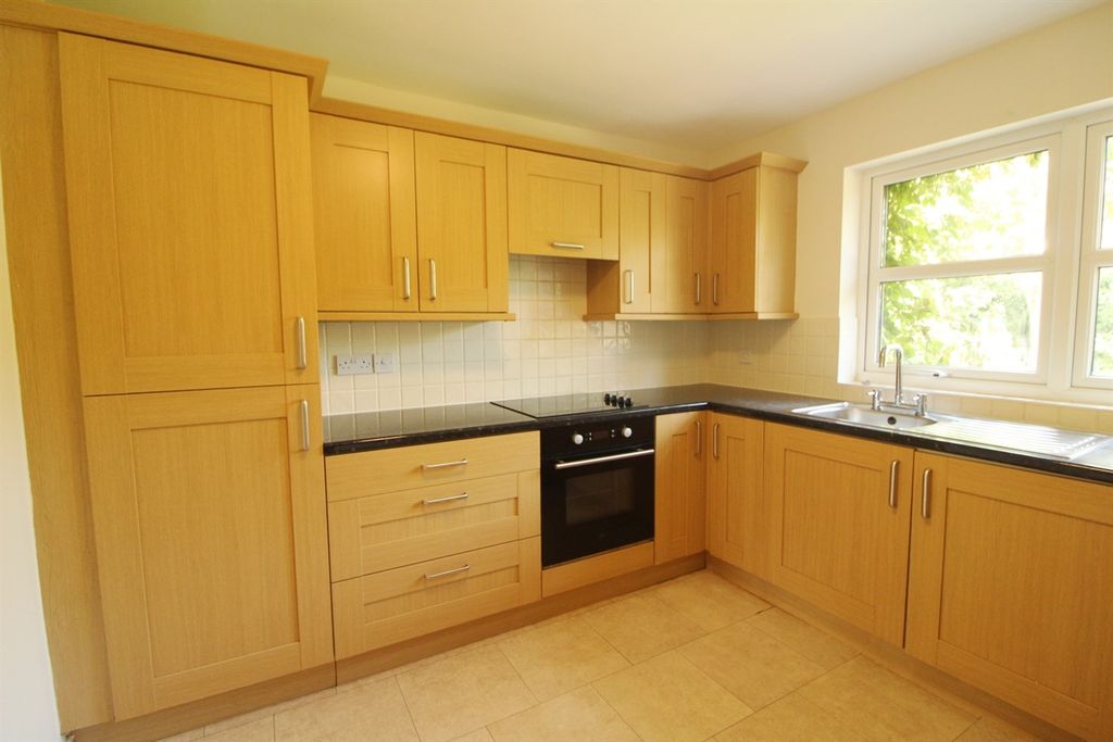 Property photo 3 of 11 Kitchen