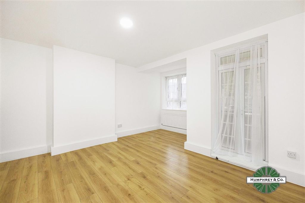 Property photo 2 of 13 2  Hanson House  Pinchin Street -010.Jpg