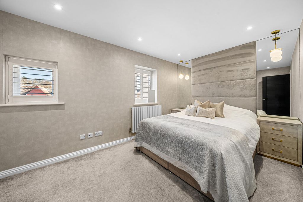 Property photo 3 of 28 Bedroom