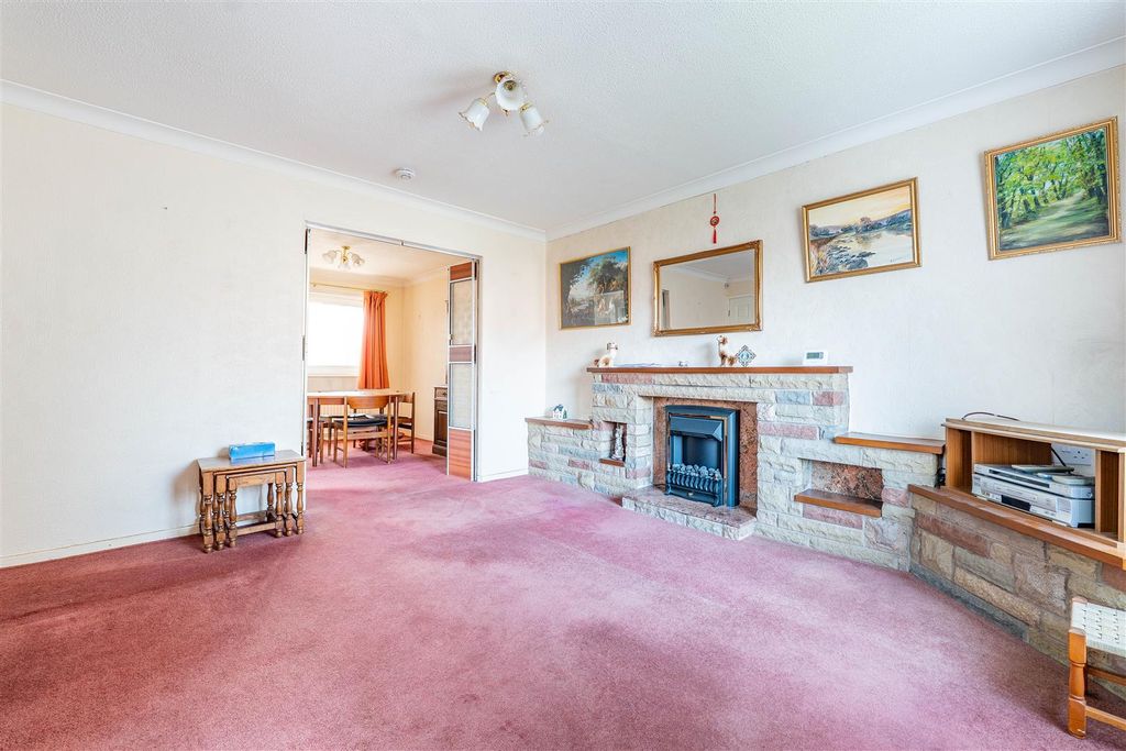 Property photo 2 of 16 Lounge