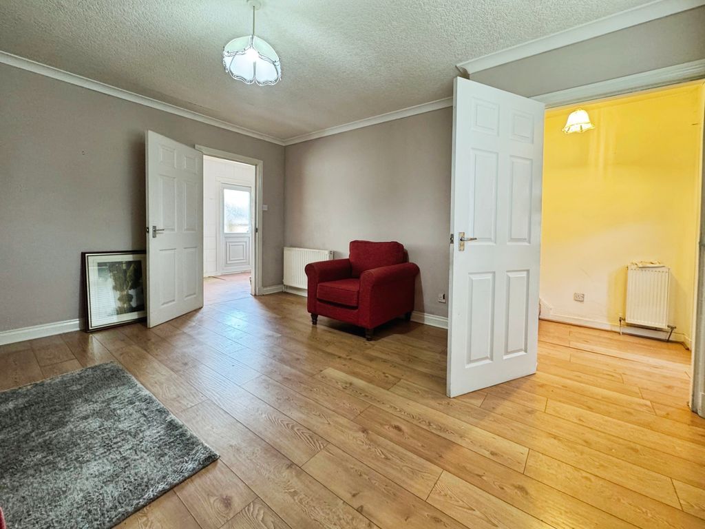 Property photo 3 of 14 Lounge