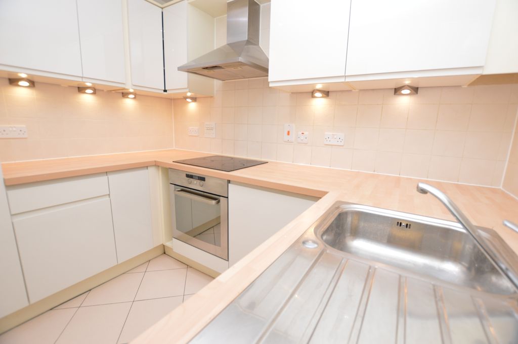 Property photo 3 of 11 Kitchen