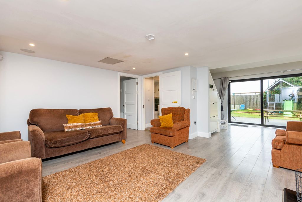 Property photo 3 of 76