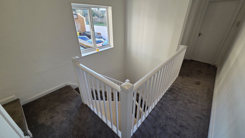 Property photo 3 of 9 Landing