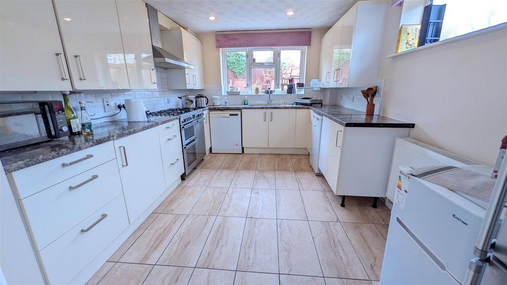 Property photo 2 of 19 Kitchen