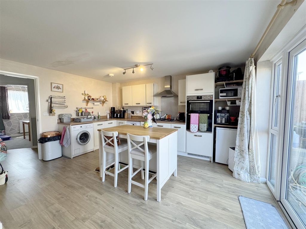 Property photo 3 of 13 Kitchen