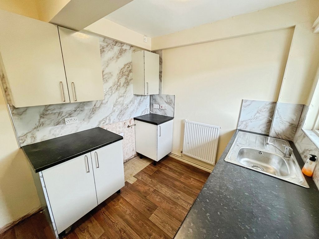 Property photo 3 of 10 Kitchen