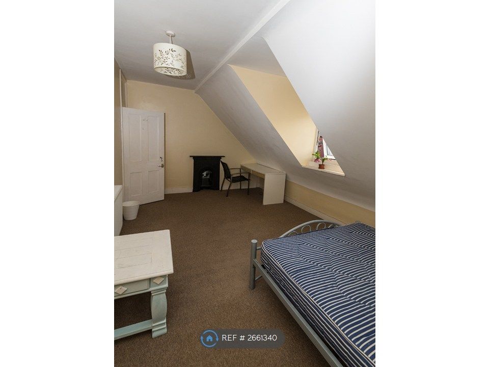 Property photo 3 of 6 Large Bedroom