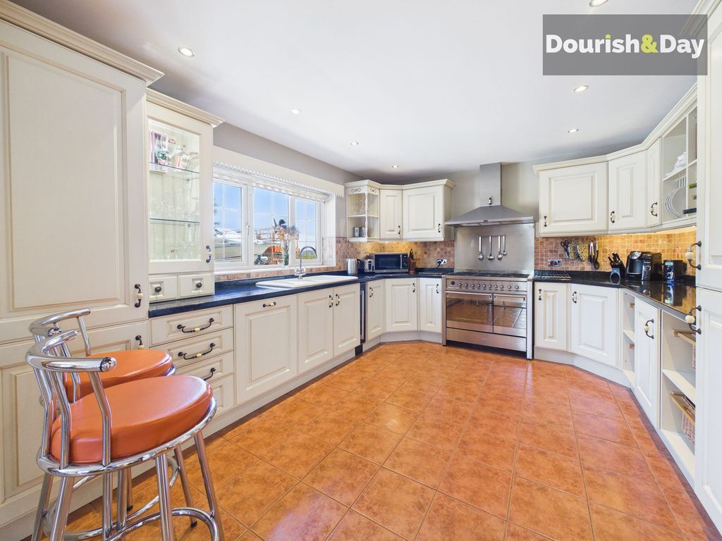 Property photo 3 of 32