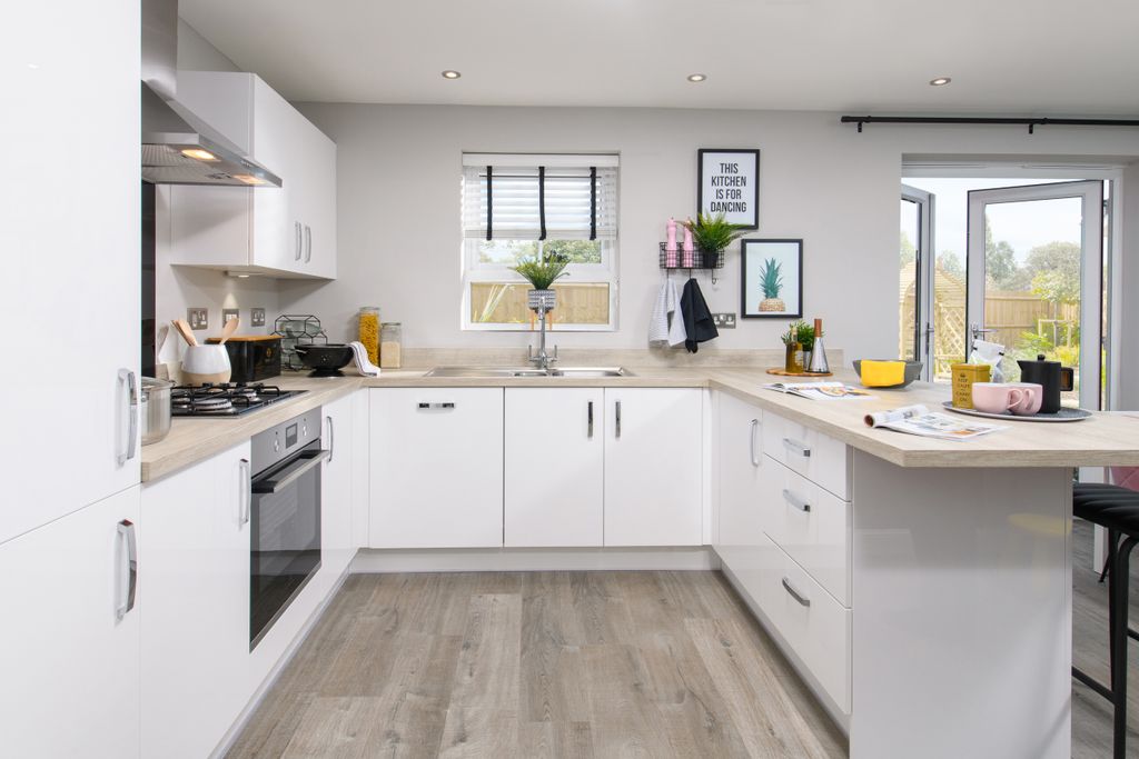 Property photo 2 of 10 Inside View 4 Bedroom Chester Open-Plan Kitchen