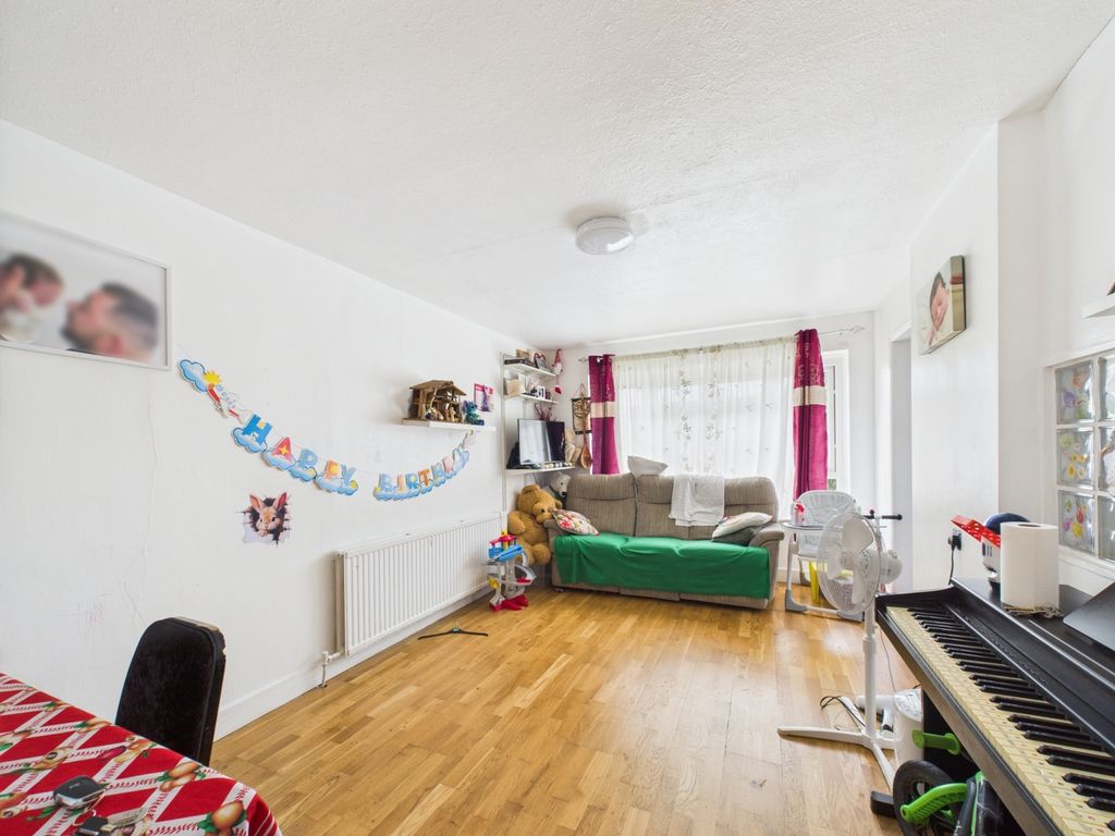 Property photo 2 of 5 Cam03750G0-Pr0065-Still003