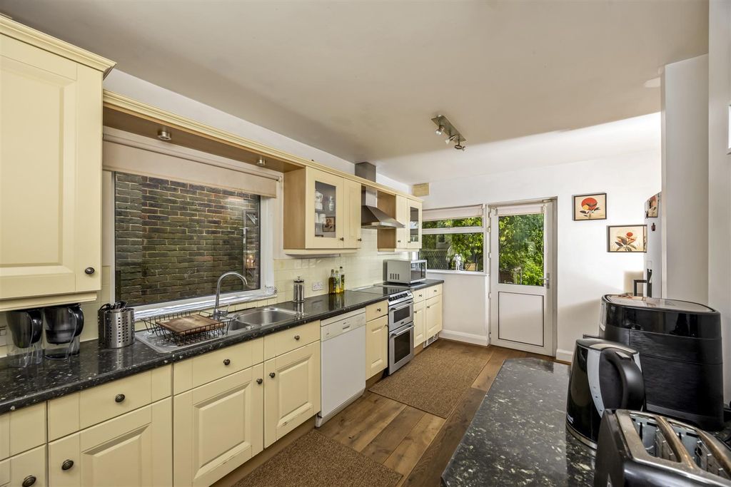 Property photo 3 of 20 Kitchen/Breakfast Room